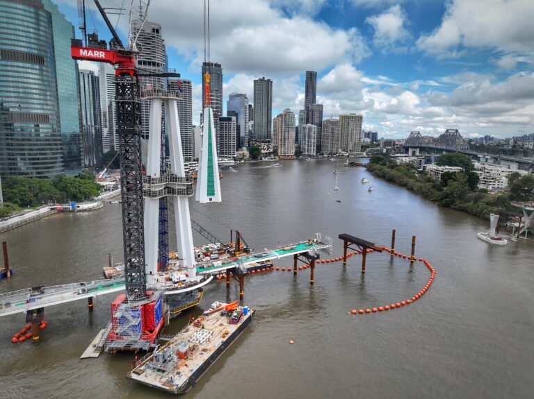Marr’s M2480D lifting the prefabricated 25m-tall masthead weighing 180-tonnes into place.