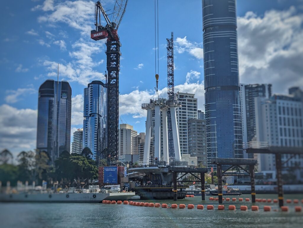 The bridge’s prefabricated mast legs were approximately 25m long, weighing 40 tonnes.