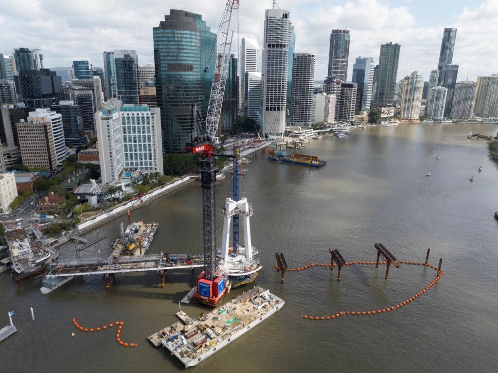 Marr’s M2480D with a 64m boom installed on ballasted static base allowed the 25m-tall prefabricated masthead weighing 180T to be lifted to a height of 95m.