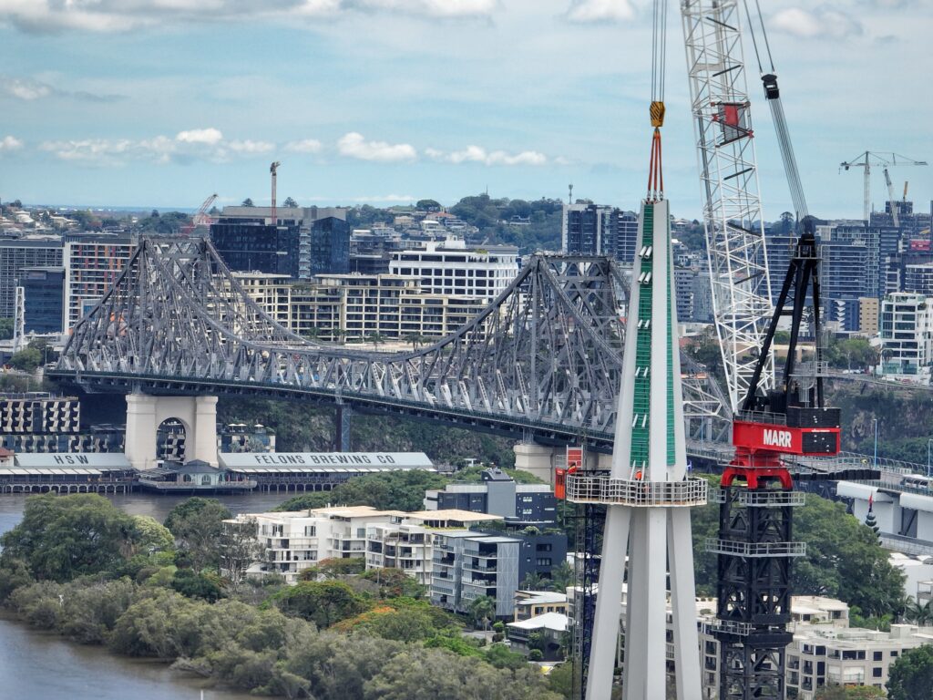 Marr’s M2480D with a 64m boom installed on ballasted static base allowed the 25m-tall prefabricated masthead weighing 180T to be lifted to a height of 95m.