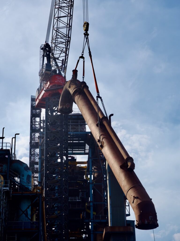 Marr M2480D lifting the 170T, 54m-long downcomer at BlueScope No6BF Reline Project
